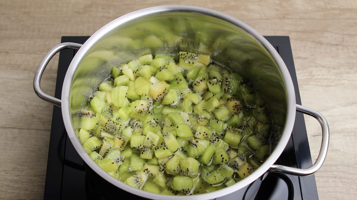 cooking the kiwi in a saucepan