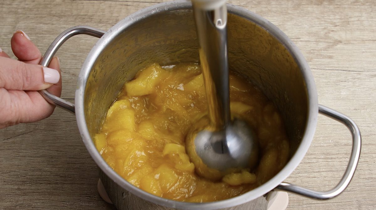 blending the mango into the ideal mango jam texture